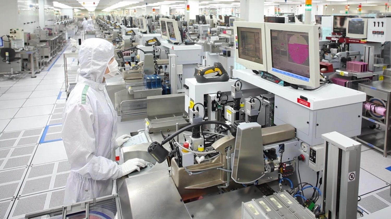Un membro del team di produzione Micron indossa un cappello, abito e maschera speciale per aiutare a mantenere una stanza pulita e senza particelle
