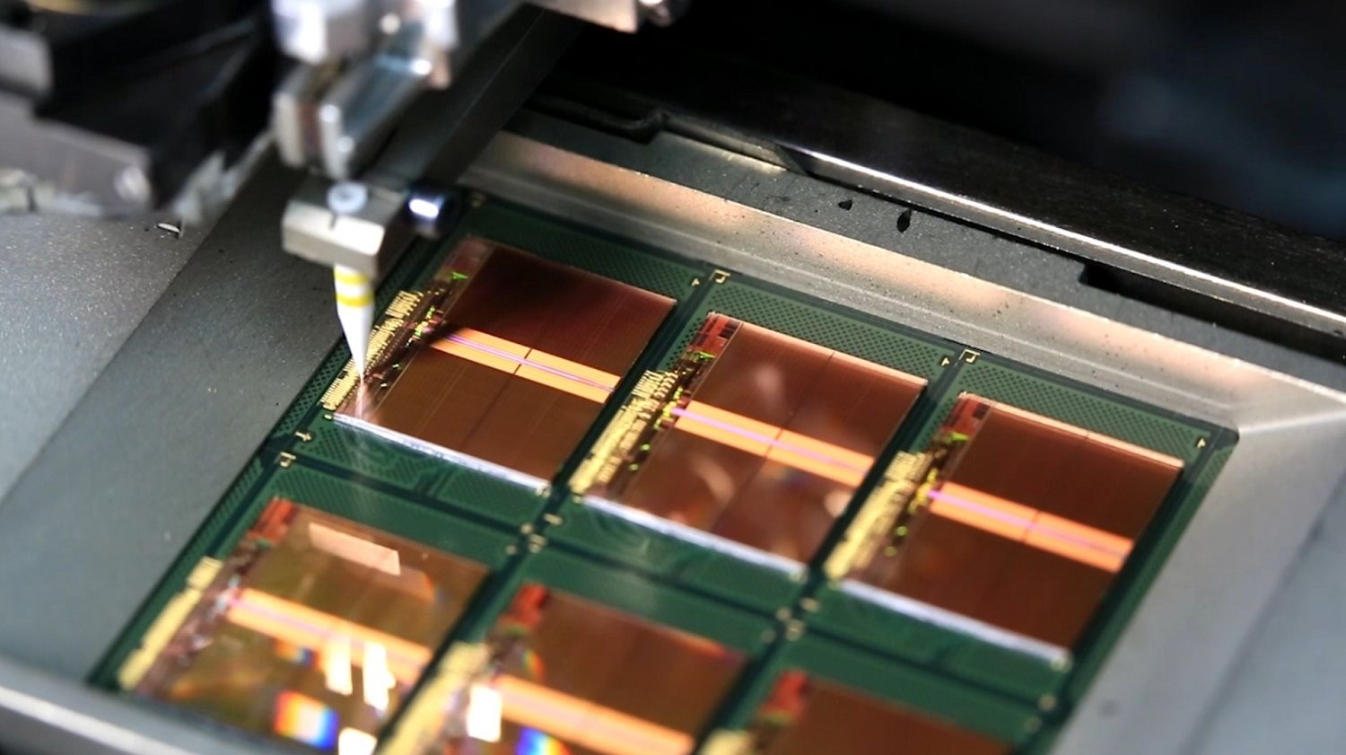 Fili sottili in oro collegano le piazzole di connessione sui chip ai telai come parte del processo di produzione della memoria