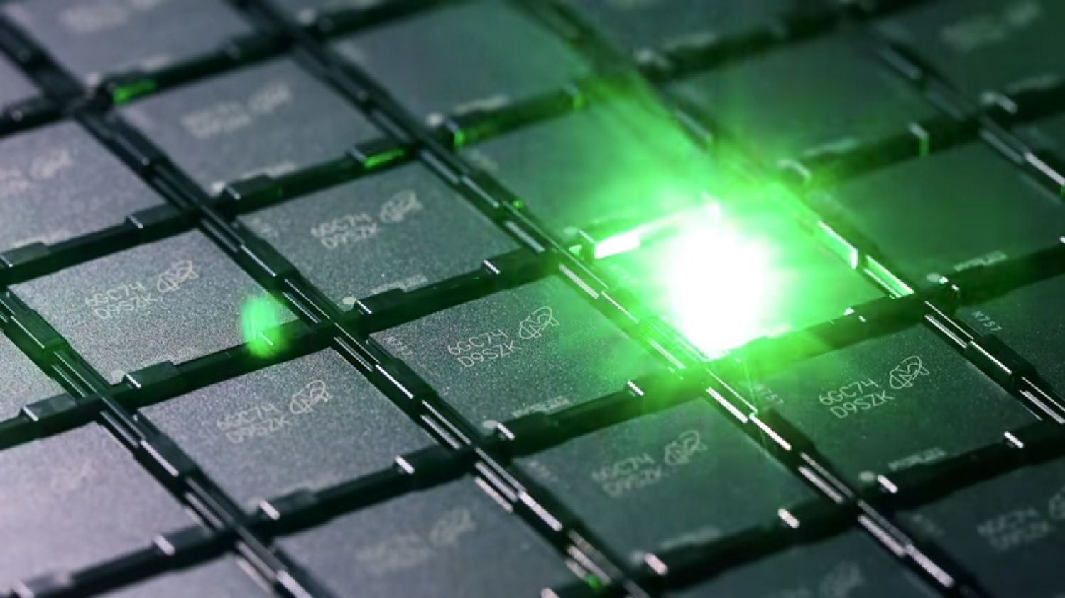 Un laser incide un codice identificativo su ciascun chip di memoria durante il processo di produzione della memoria