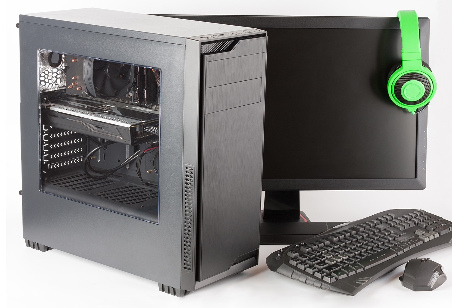 Computer da gaming con monitor e cuffie.