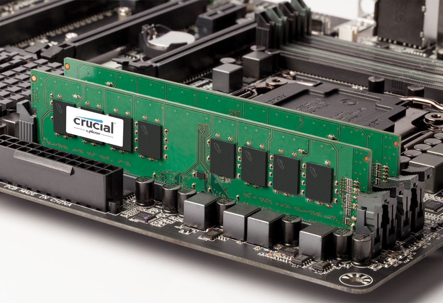 Un modulo di memoria RAM Crucial su una scheda madre per computer esposta per indicare come aggiornare la memoria su un computer vecchio