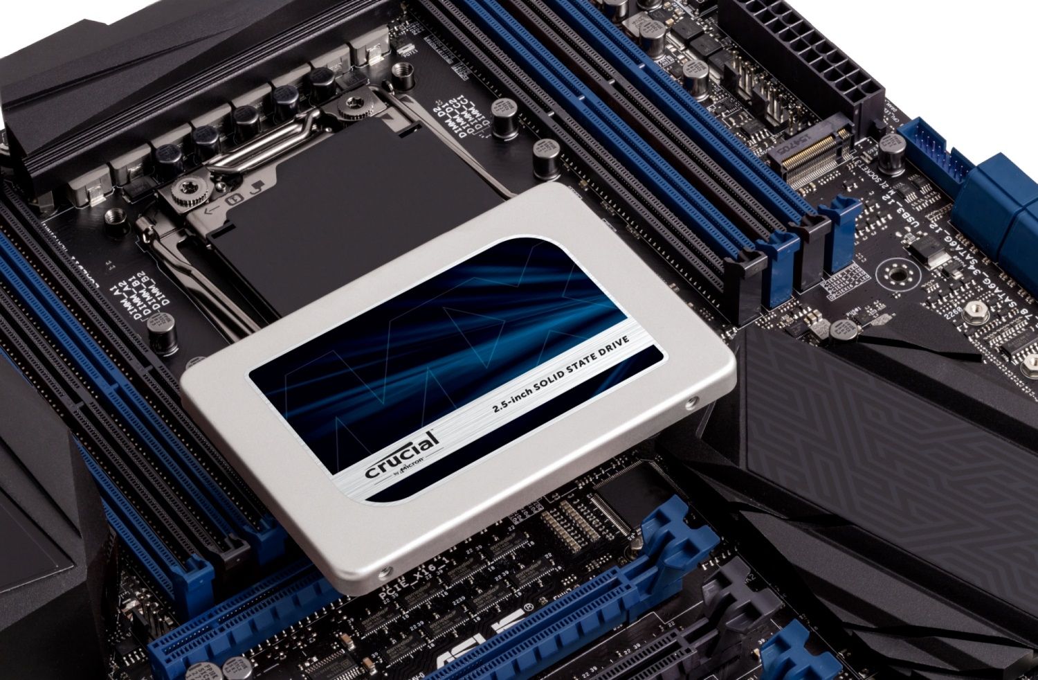 Un SSD Crucial su una scheda madre per computer esposta che indica come aggiornare la tua unità di archiviazione su un computer vecchio