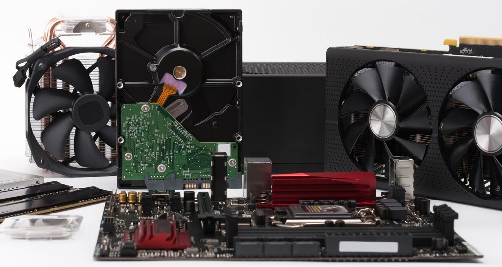Una raccolta di hardware per il computer.