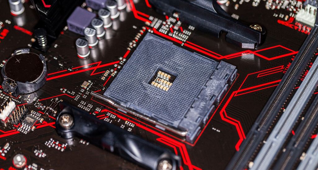 Un’immagine ravvicinata di una CPU e di una scheda madre.