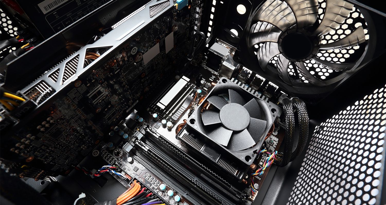 L’interno di un computer, inclusa una ventola.